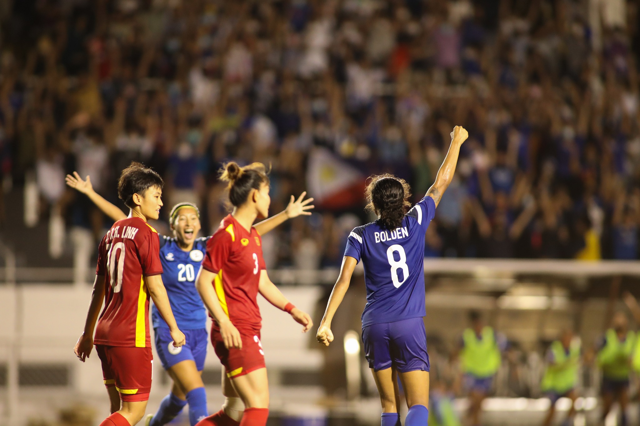 294379801_3264554147156063_1937963330422818924_n - the game Sarina Bolden celebrating with the crowd of Filipino fans