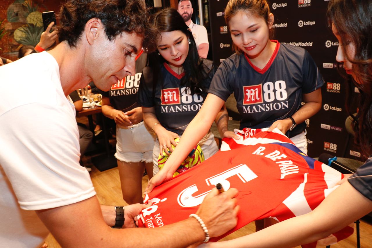 Filipino football fans got their merchandise signed by the former Atletico de Madrid midfielder Tiago
