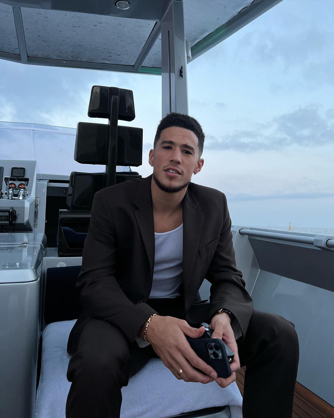 288752521_7916296905107085_5884255722324873281_n - the game Devin Booker shows off his simple style choices.