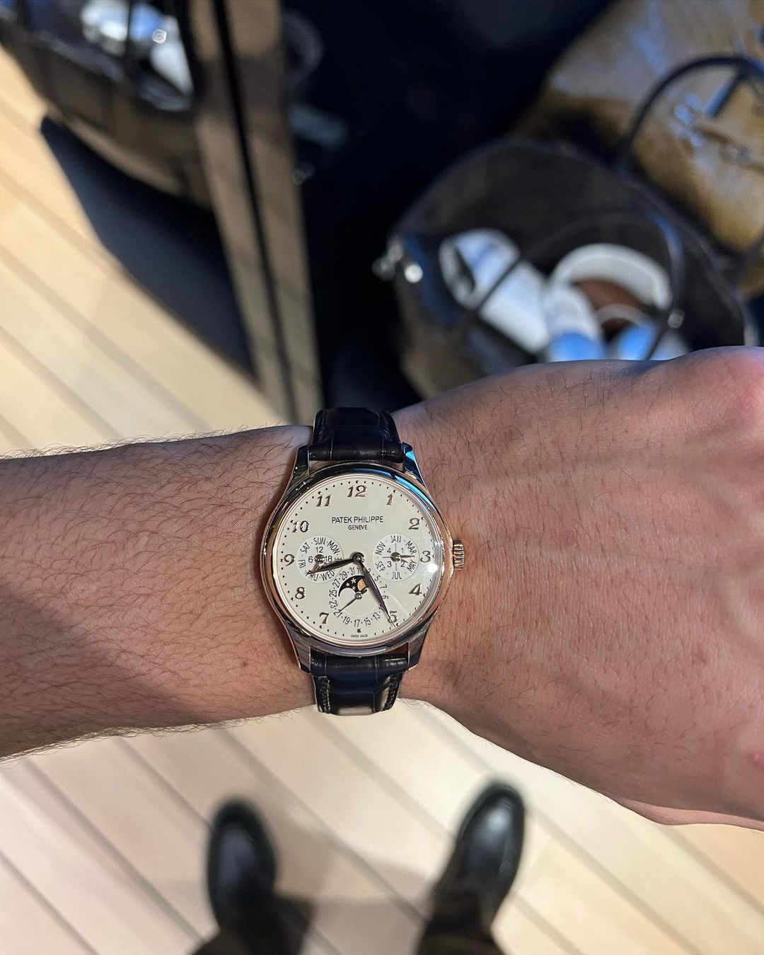 288810637_566314398398808_5178768366706894585_n - the game Devin Booker shows off his Patek Philippe watch.