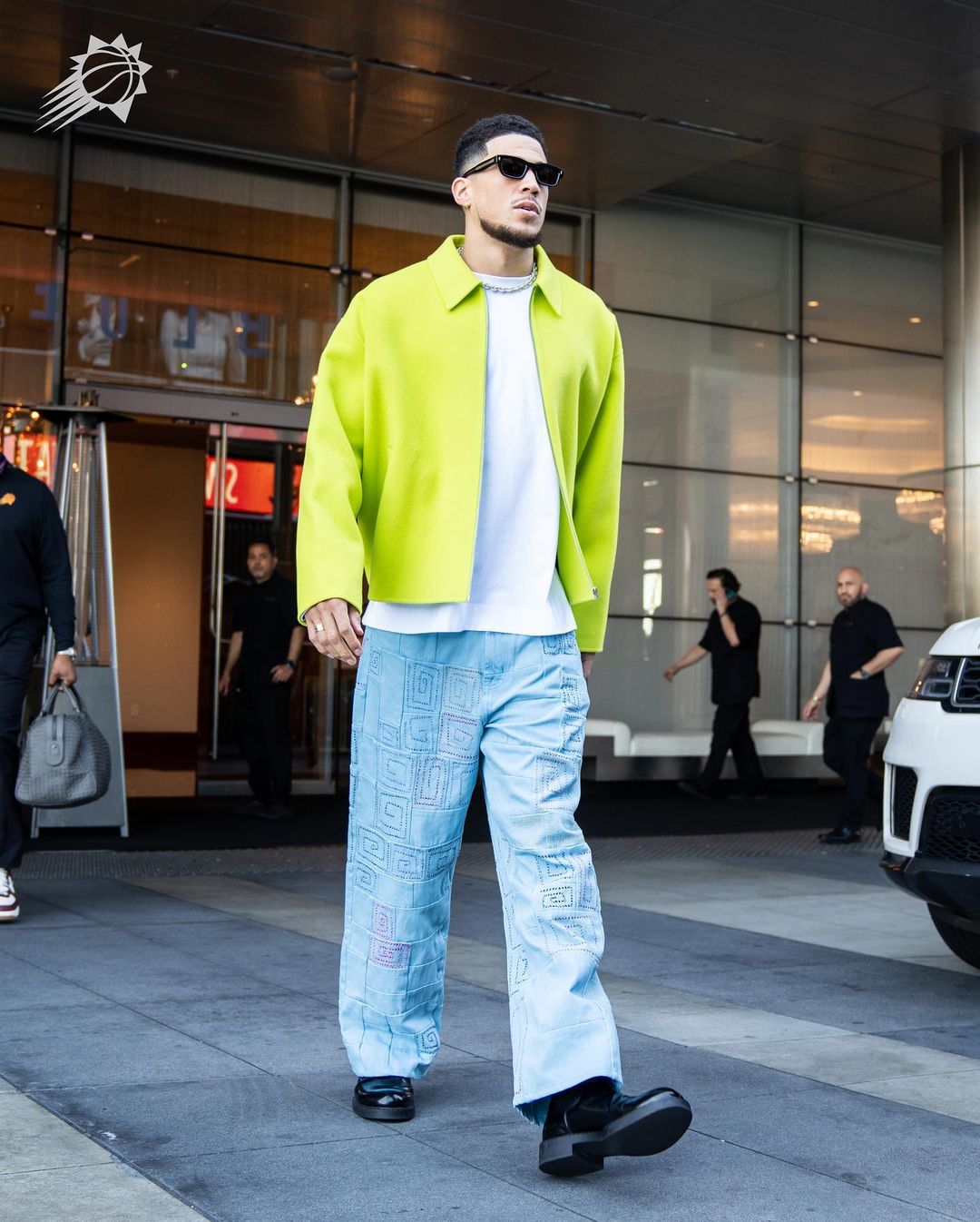 342379146_914055933043388_2121852628111000386_n - the game Devin Booker shows off a fashionable style choice with his bright colored outfit.