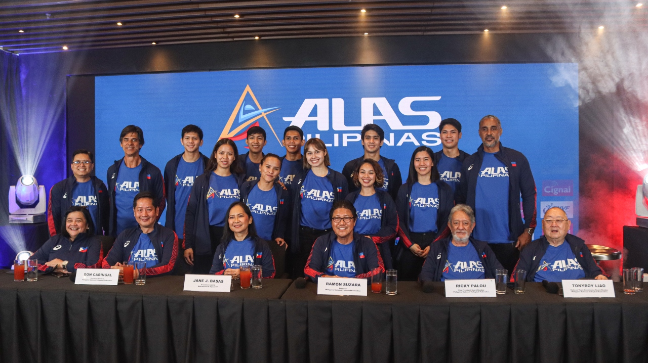 Jia de Guzman with some national team members
