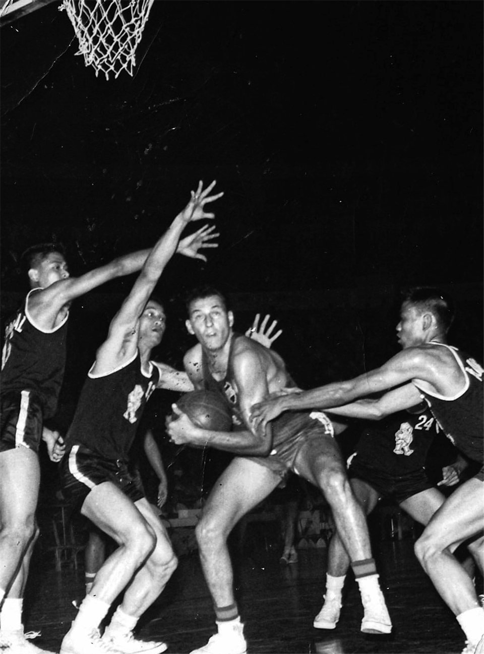 Caloy-loyzaga-with-the-ball-surrounded-by-other-players-throwback - the game Filipino national athletes: Carlos Loyzaga