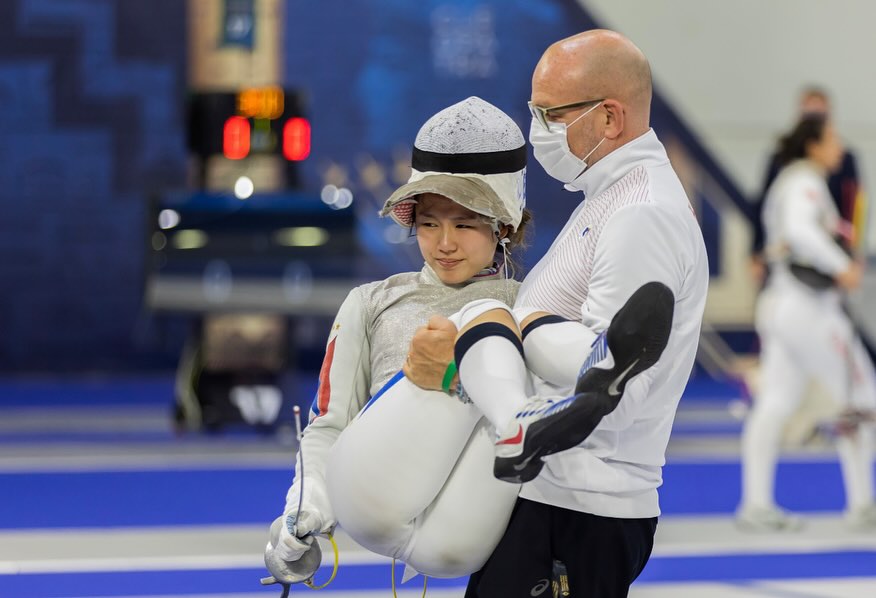 Maxine Esteban faces an injury in the 2022 Fencing World Championships