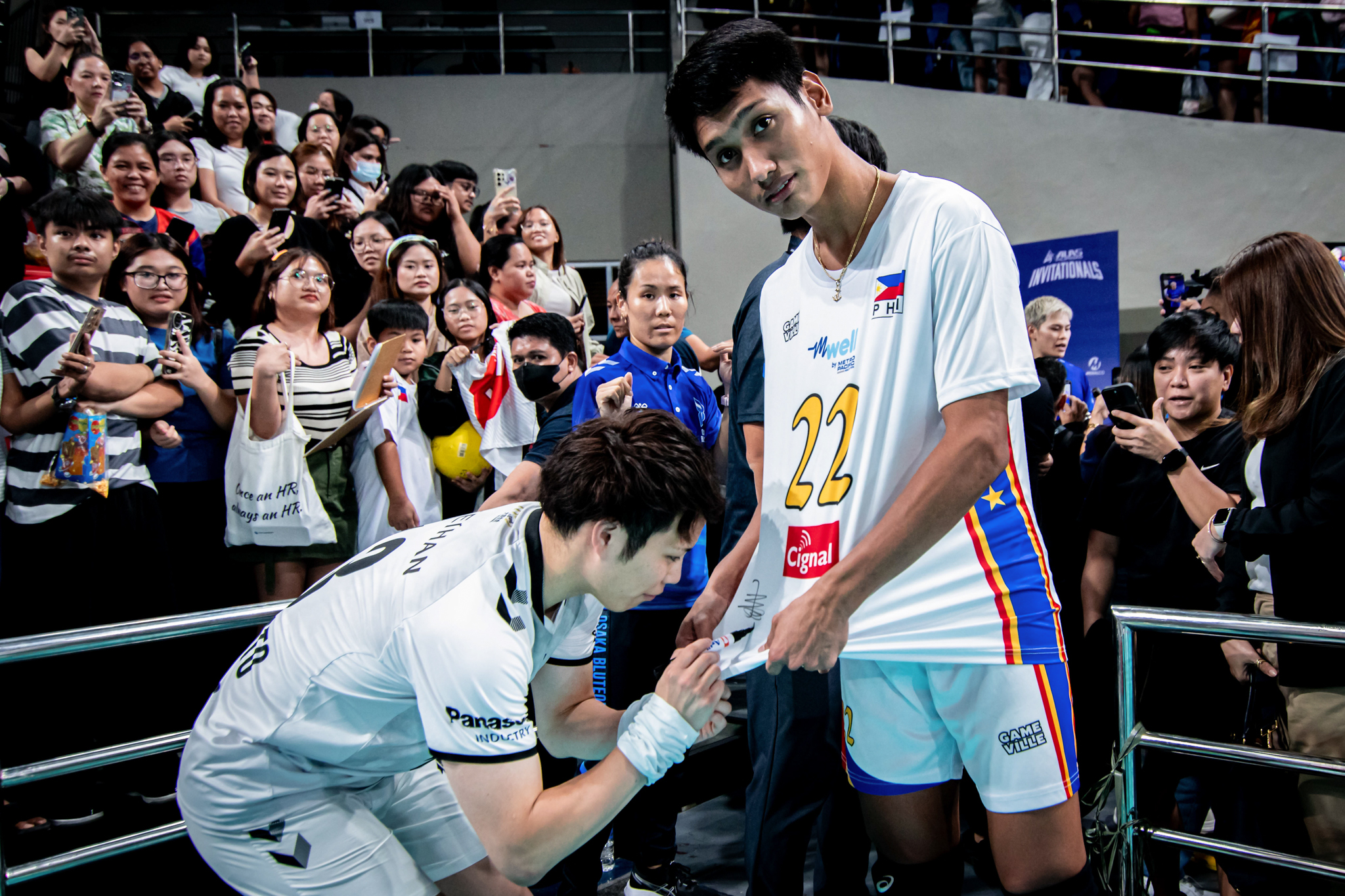 Buds Buddin getting an autograph from Tomohiro Yamomoto during the Alas Pilipinas Invitationals.