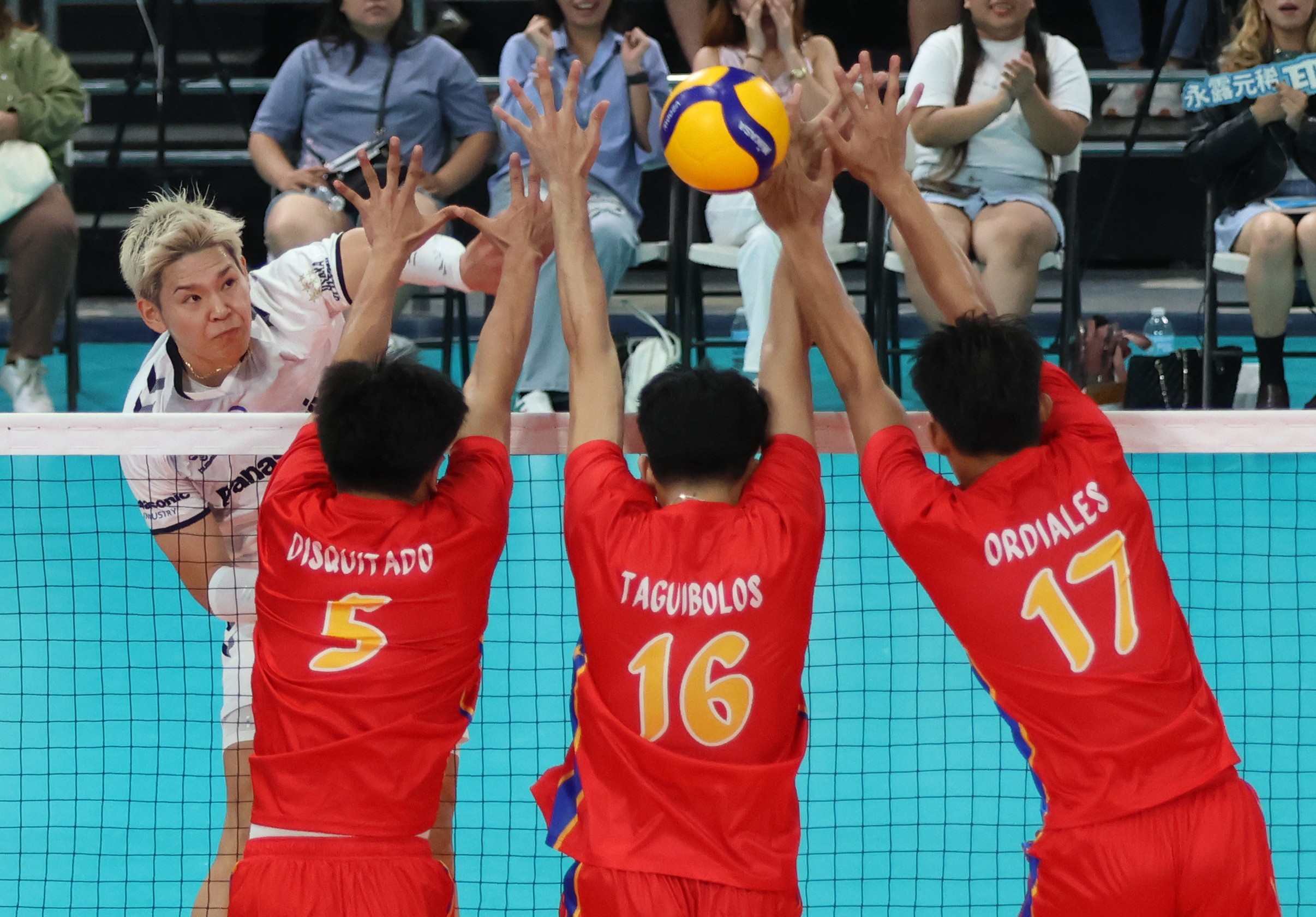 Osaka's Yuji Nishida against Alas Pilipinas men's blockers