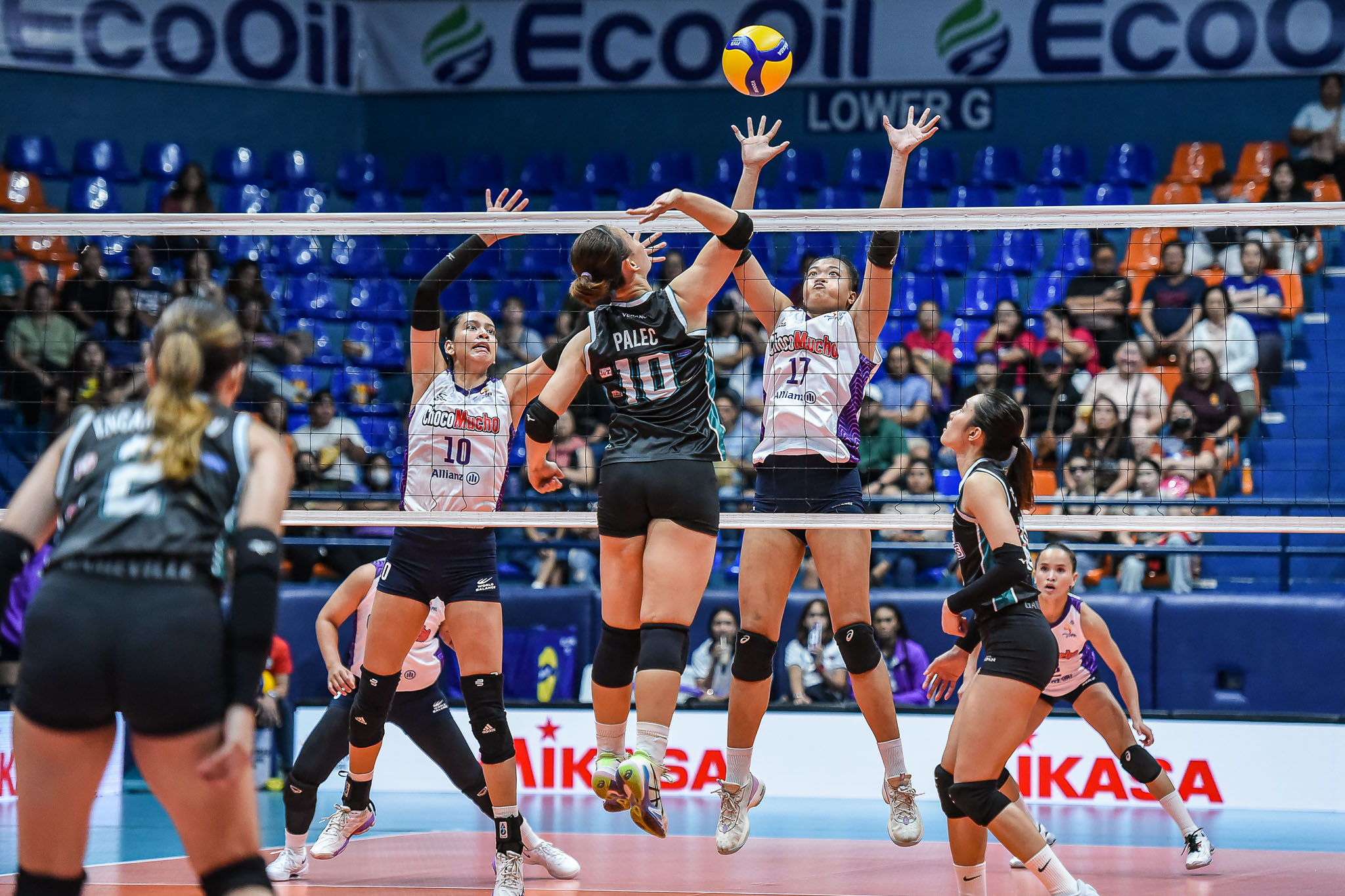 Lorraine Pecaña flexes her height and might at the net
