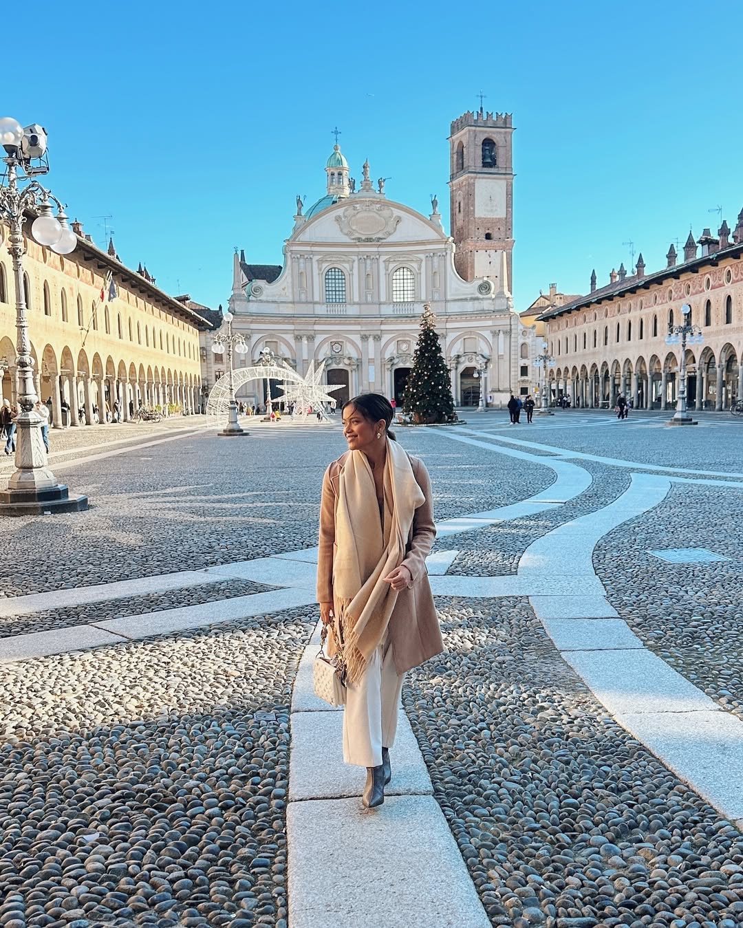 Snapinstaapp_470943228_1131485971830525_3694272162548163794_n_1080 - the game Bianca Bustamante in Piazza Ducane for the 2024 holiday season