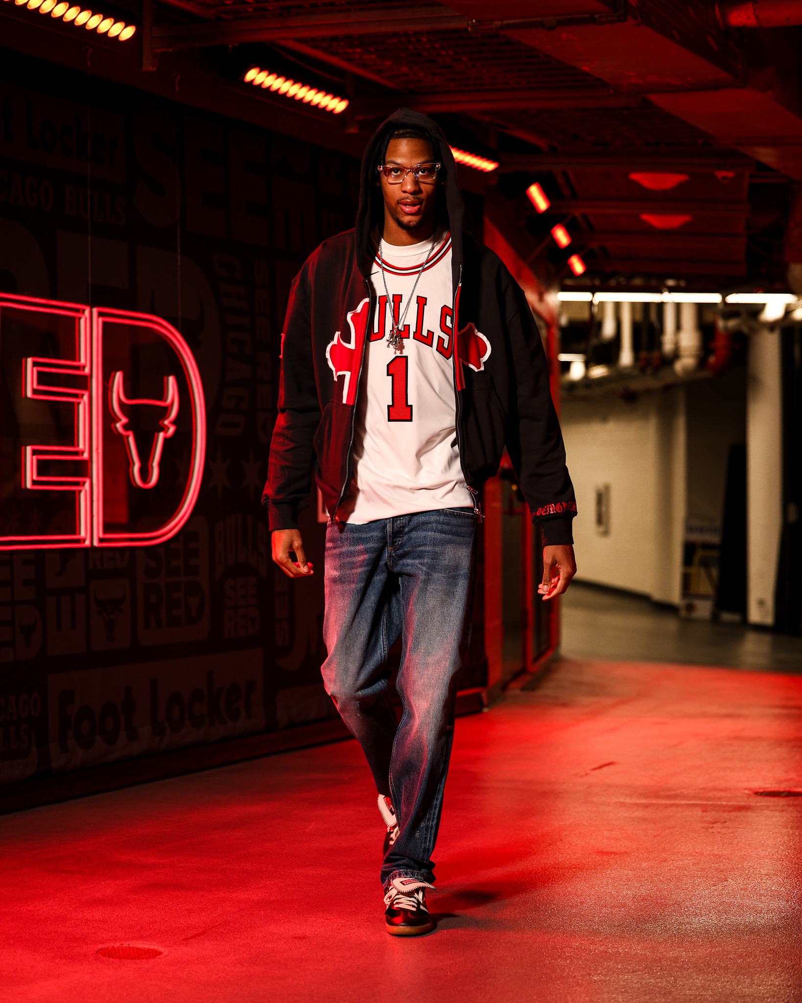Dalen-terry-rose-jersey - the game Dalen Terry wearing his Derrick Rose jersey.