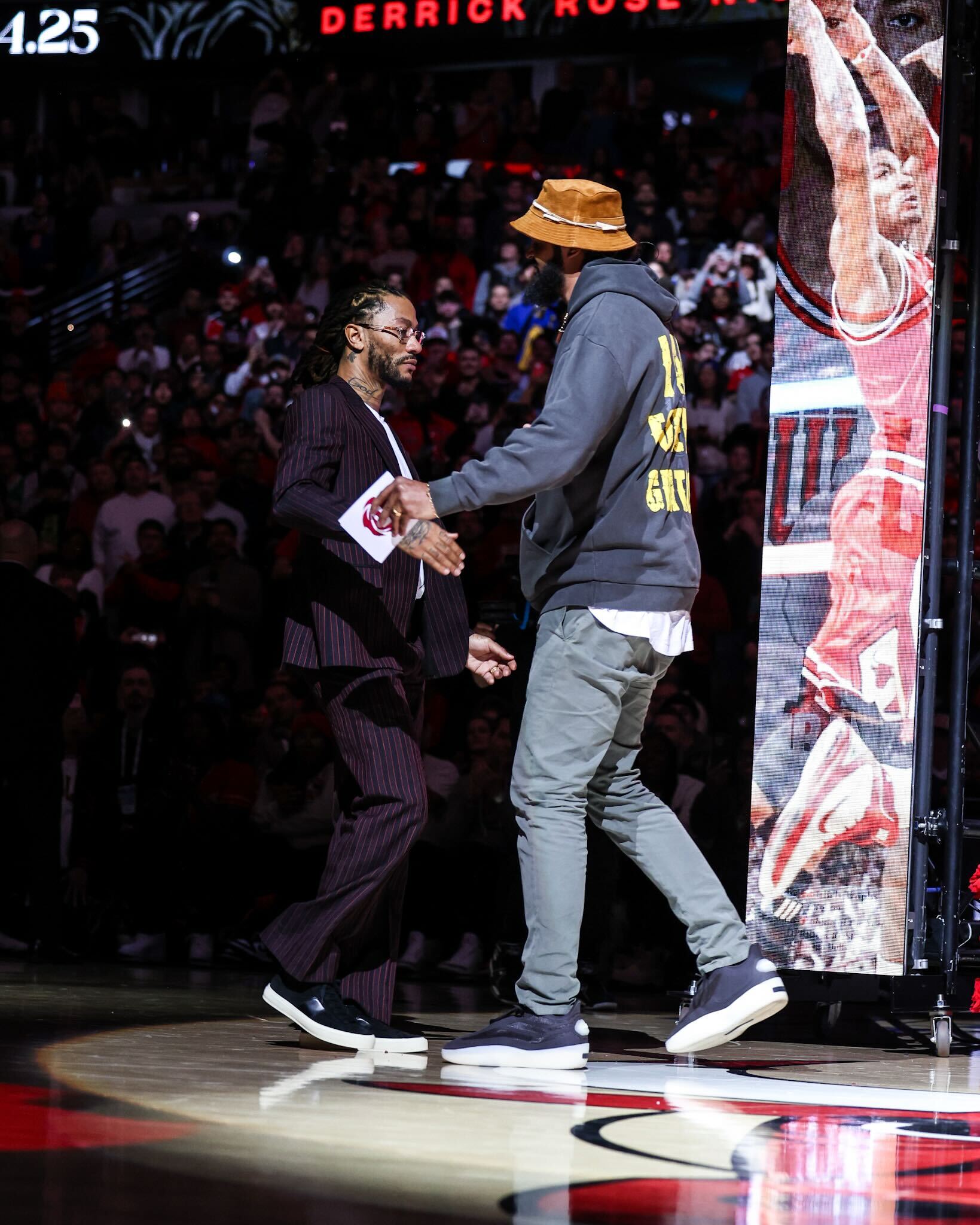 Derrick-rose-suit chicago bulls on facebook - the game Jaylen Brown's outfit against the Oklahoma City Thunder
