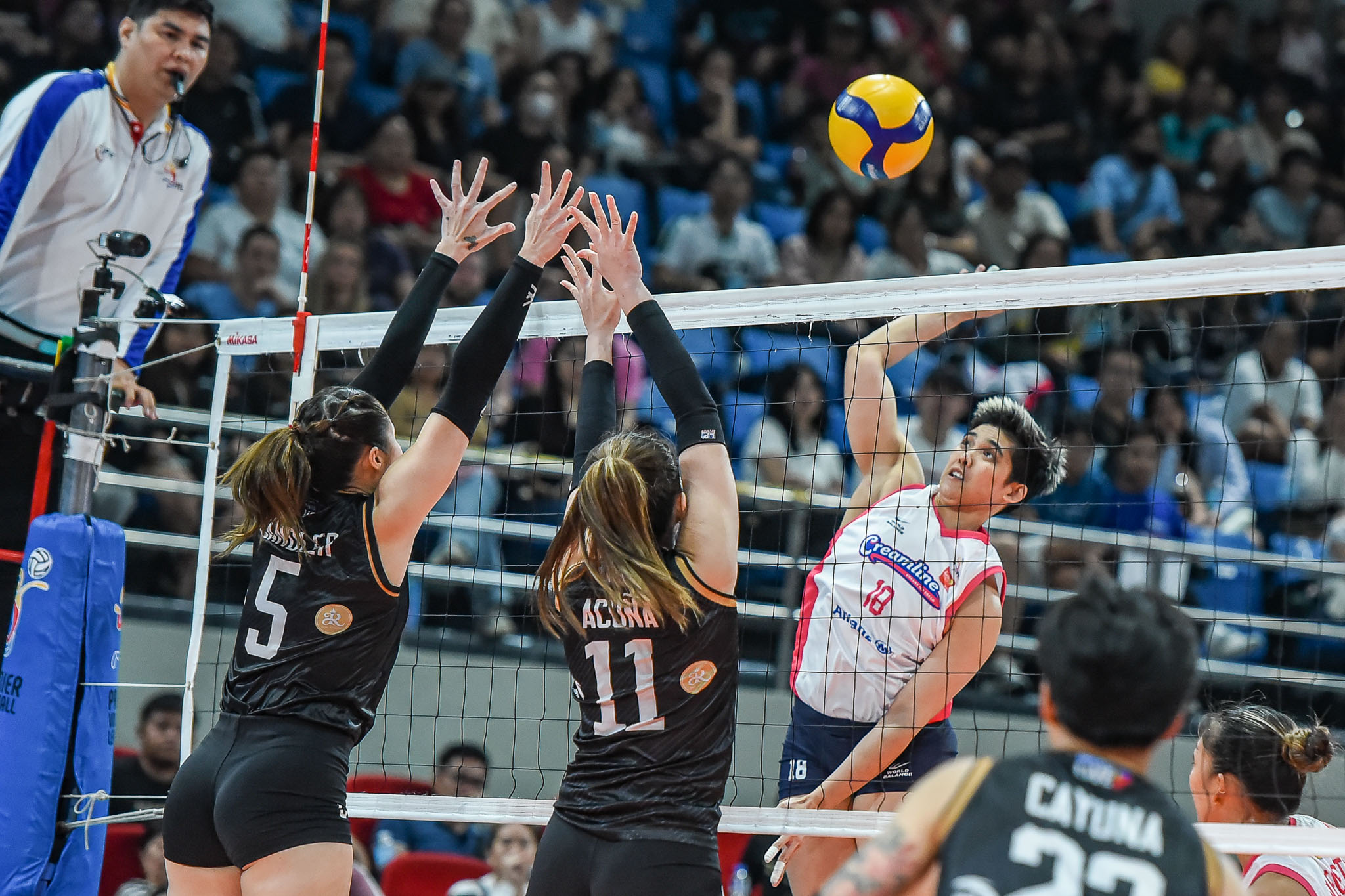 Creamline star Tots Carlos going for a spike against Cignal's Vanie Gandler and Jacqueline Acuña. 