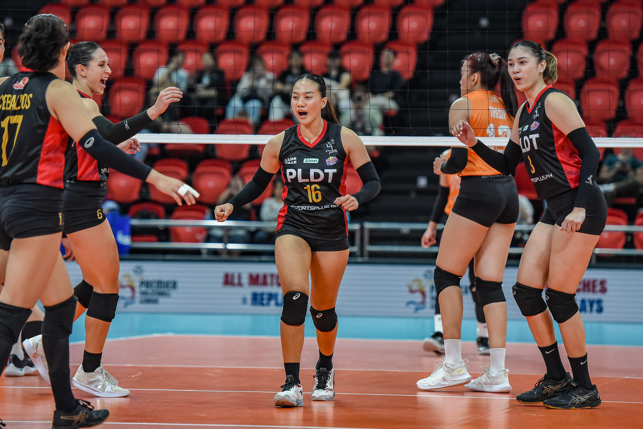 Angge Alcantara with her PLDT teammates.
