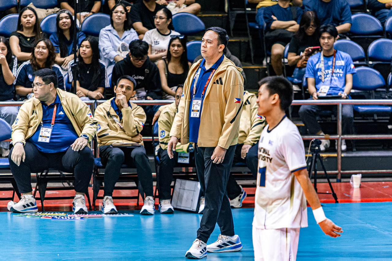 Dante Alinsunurin in his coaching duties with the NU Bulldogs.