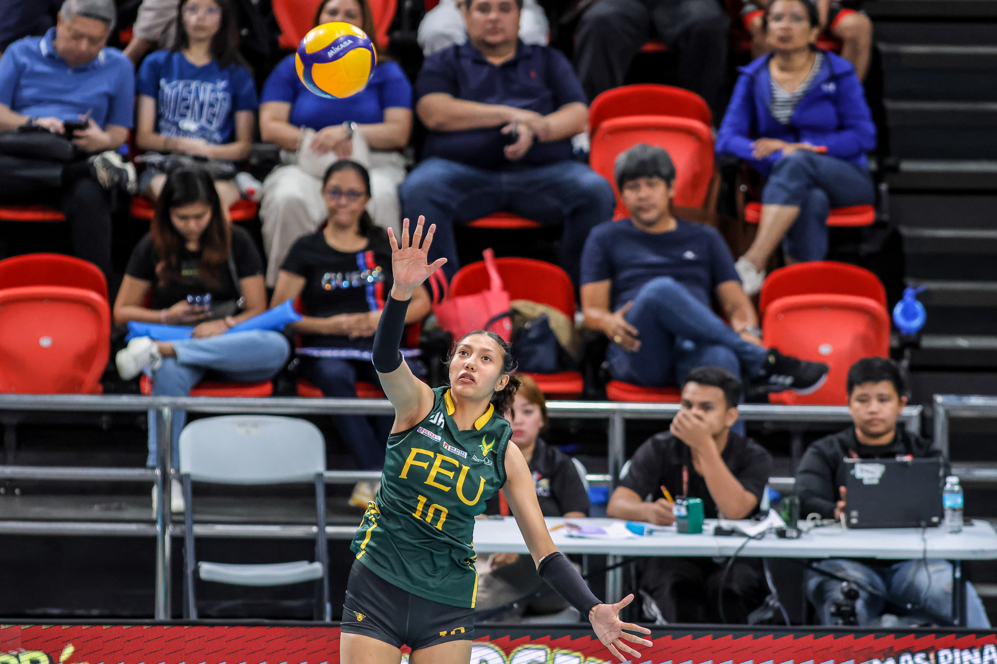 FEU rookie Clarisse Loresco fires up a serve against the Ateneo Blue Eagles.