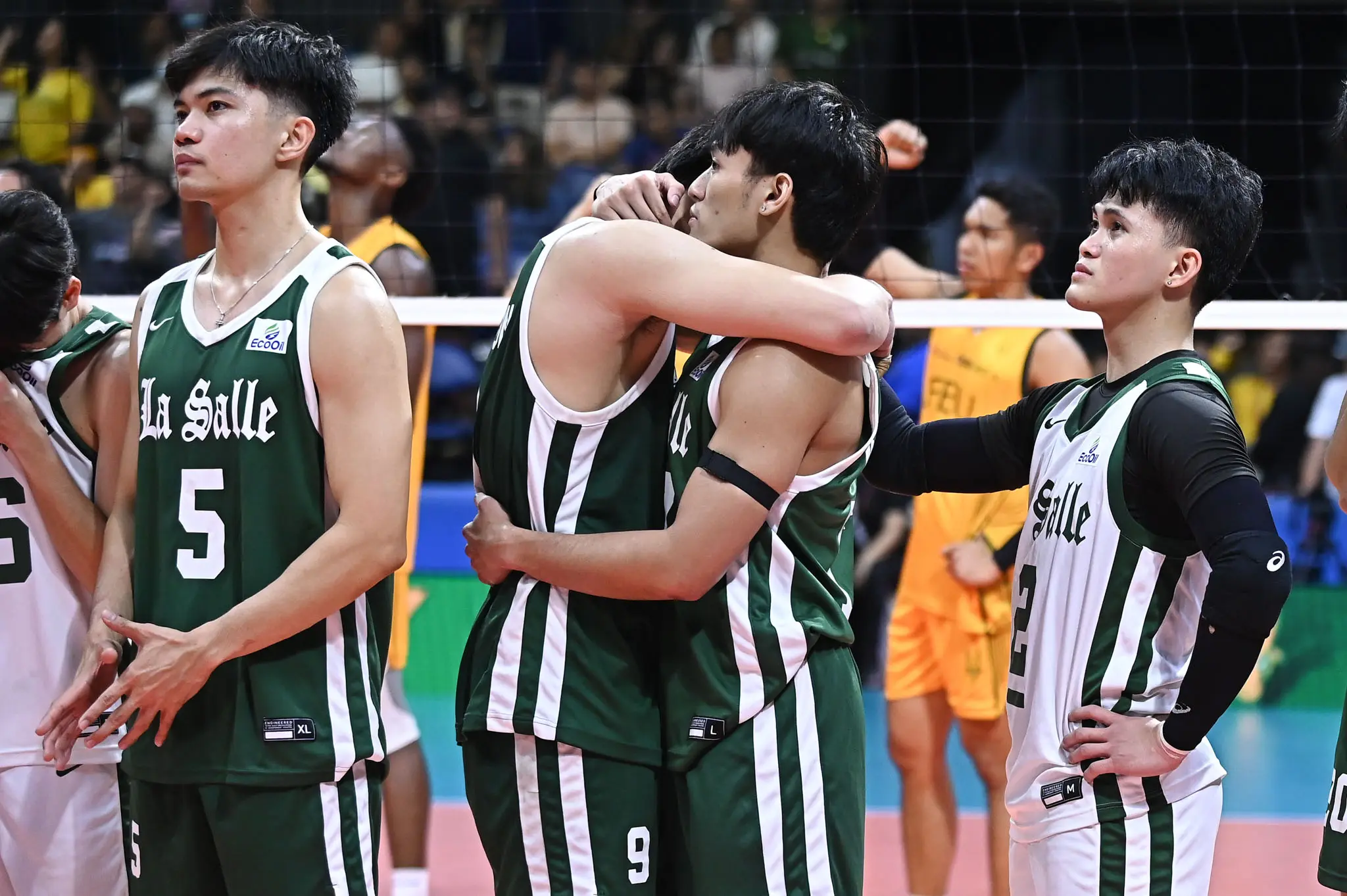 Uaap 87 mvb feu vs dlsu- eco adajar noel kampton vince maglinao menard guerrero-7962 - the game Noel Kampton and Vince Maglinao's hug after falling to FEU in the Final Four.