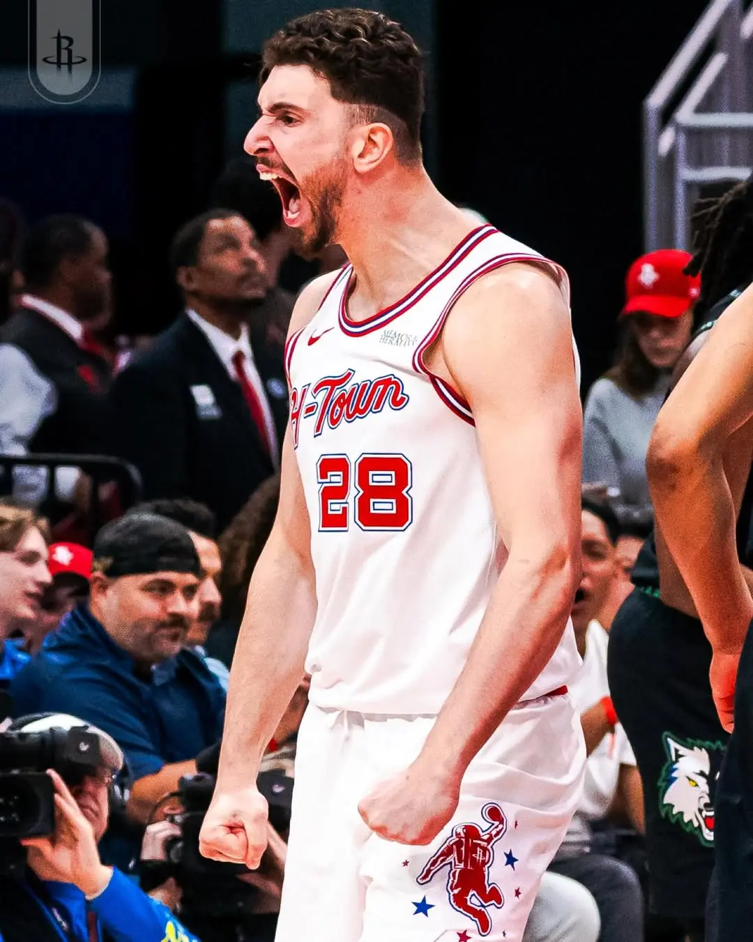 Saveclipapp_670033858_18582925042010528_94558146163129681_n - the game Basketball player wearing a white jersey with number 28 shouts in celebration, fists clenched, crowd in background.